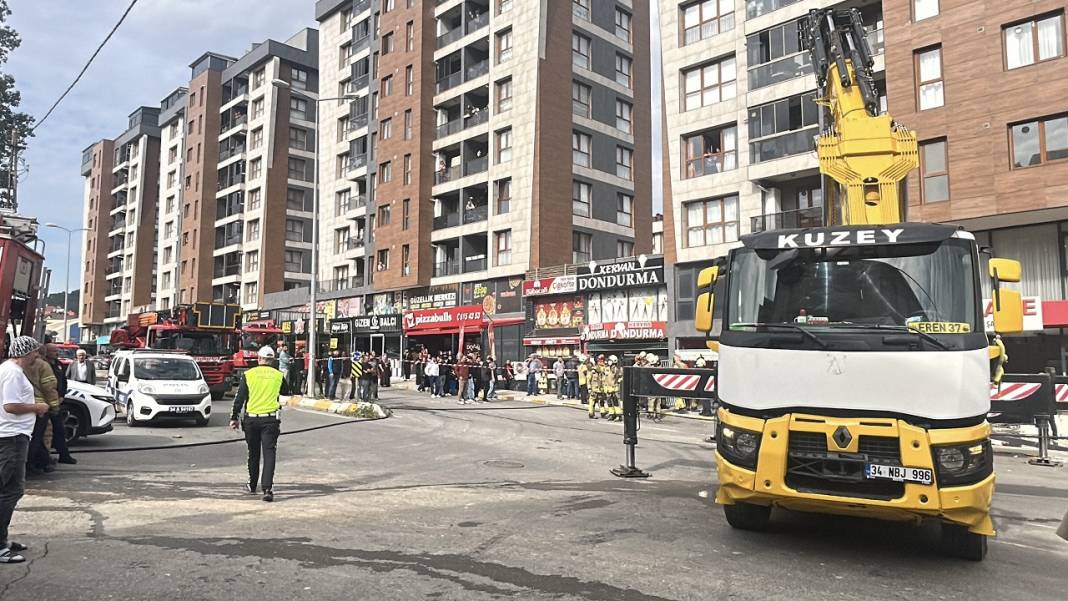 İstanbul'da kamyon eczaneye daldı! Çok sayıda yaralı var 1